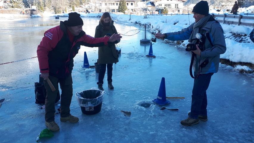Eine ziemliche frische Angelegenheit: Eisfischen am Weidachsee