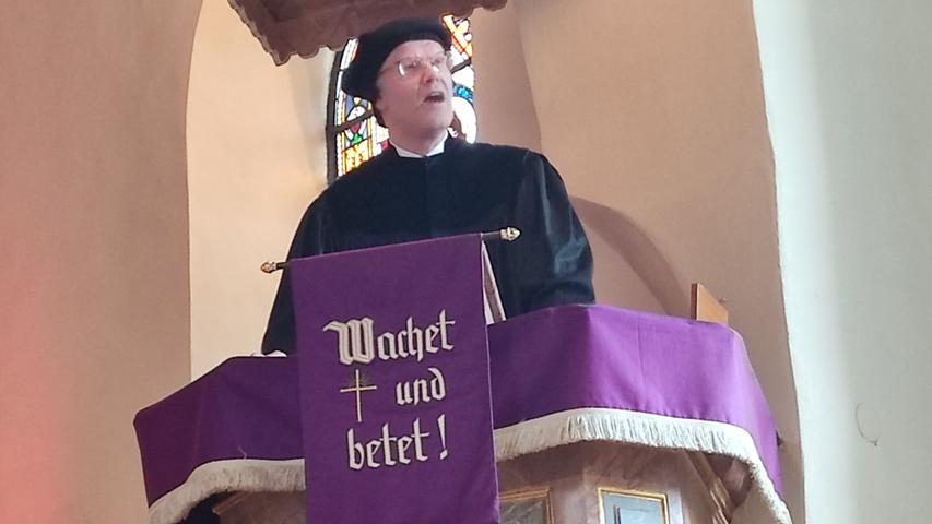 Pfarrer Dr. Peter Zeh als Martin Luther auf der Kanzel in Kirchahorn.