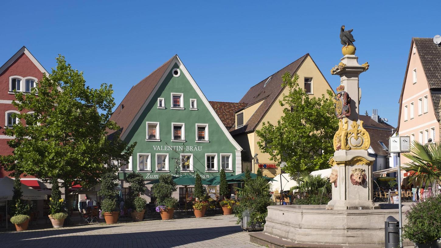 Rund um den Marktplatz mit dem Markgrafen-Brunnen liegt die Rother Innenstadt.