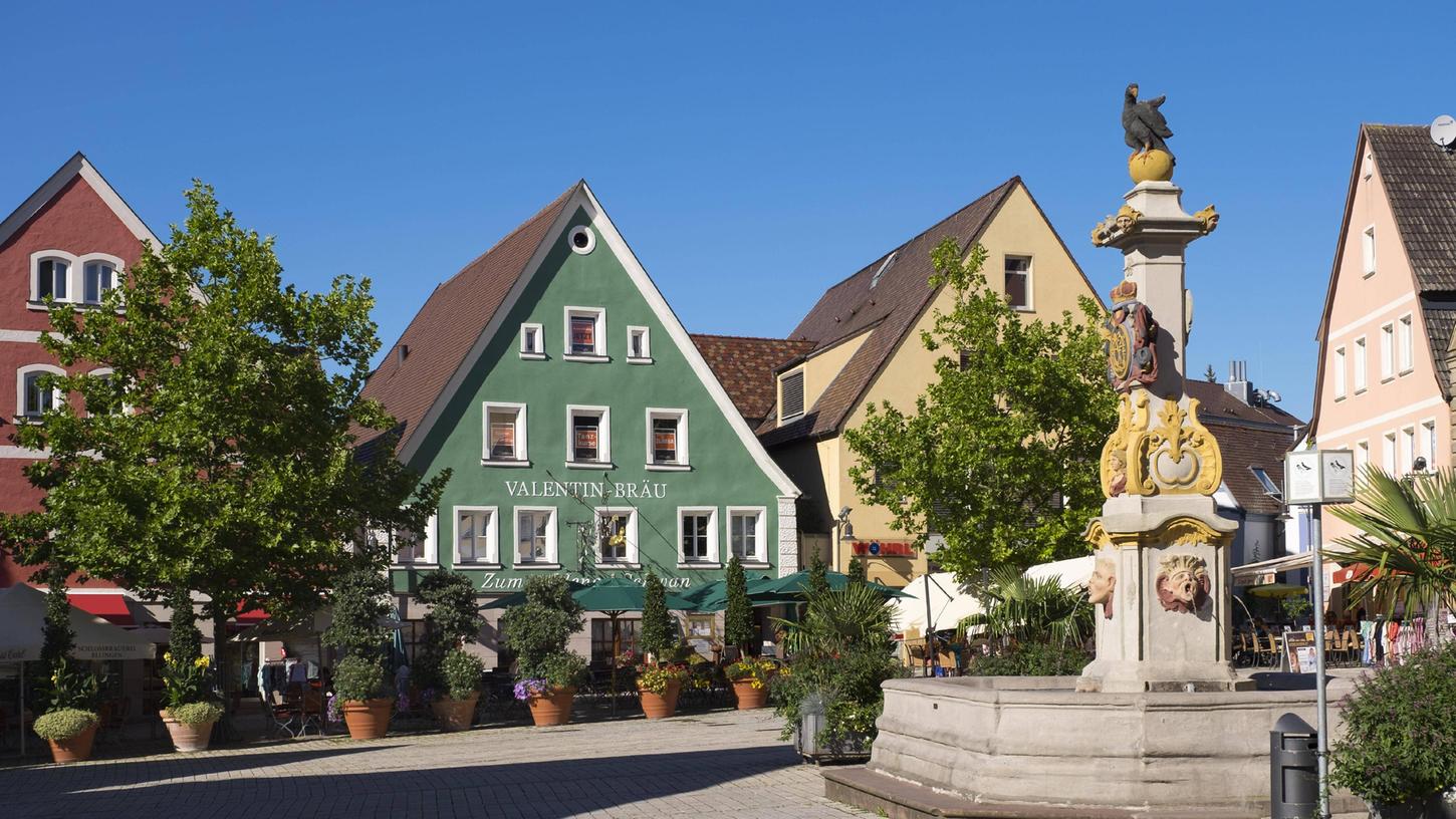 Rund um den Marktplatz mit dem Markgrafen-Brunnen liegt die Rother Innenstadt. Rund um den Marktplatz mit dem Markgrafen-Brunnen liegt die Rother Innenstadt.