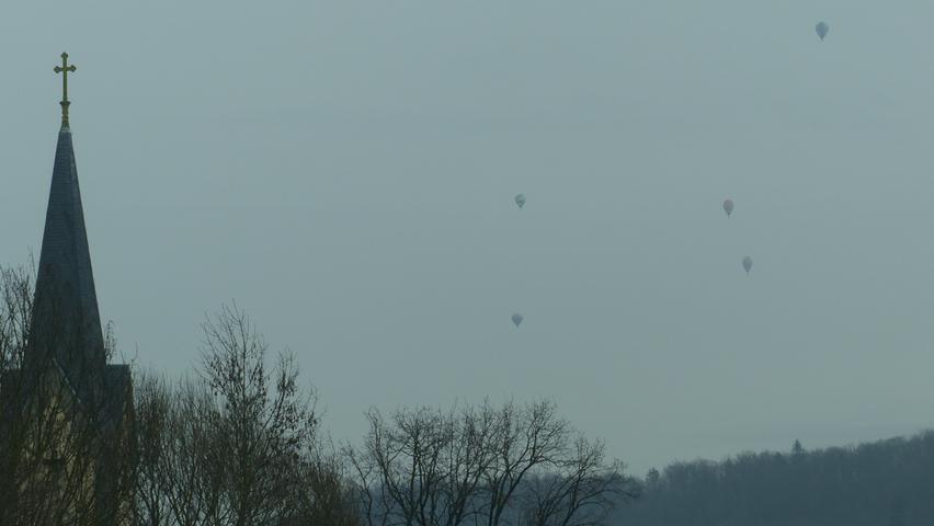 Trotz bewölkter Kulisse entfaltete sich Anfang März ein Spektakel über der Fränkischen Schweiz: Zahlreiche Heißluftballone starteten auf den Flugplatz Feuerstein,  um in einem aufregenden Wettkampf gegeneinander anzutreten. 