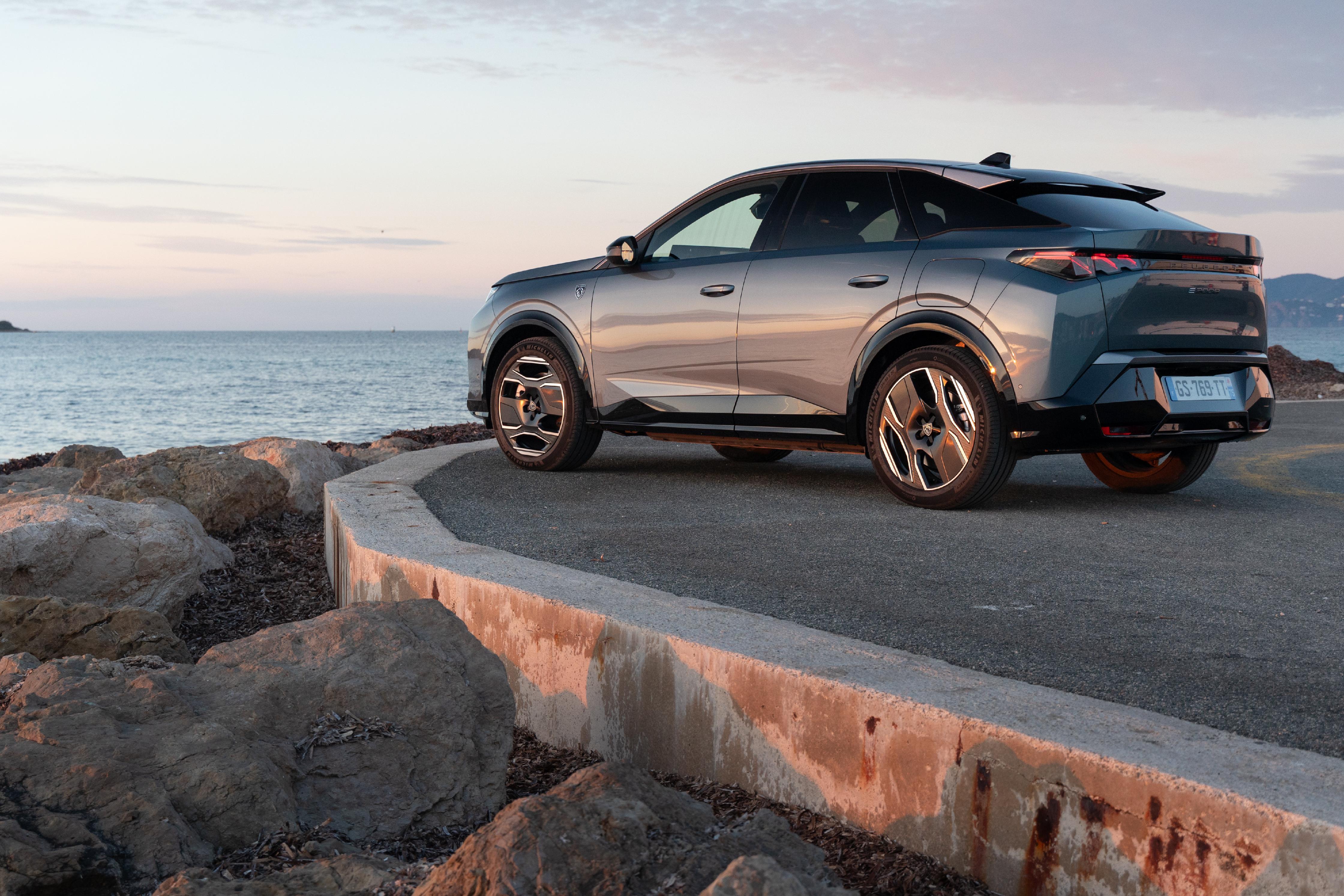 Peugeot will den 3008 als SUV-Fastback verstanden wissen - weil die Dachlinie erst hinter den Köpfen der Fondpassagiere abflacht.