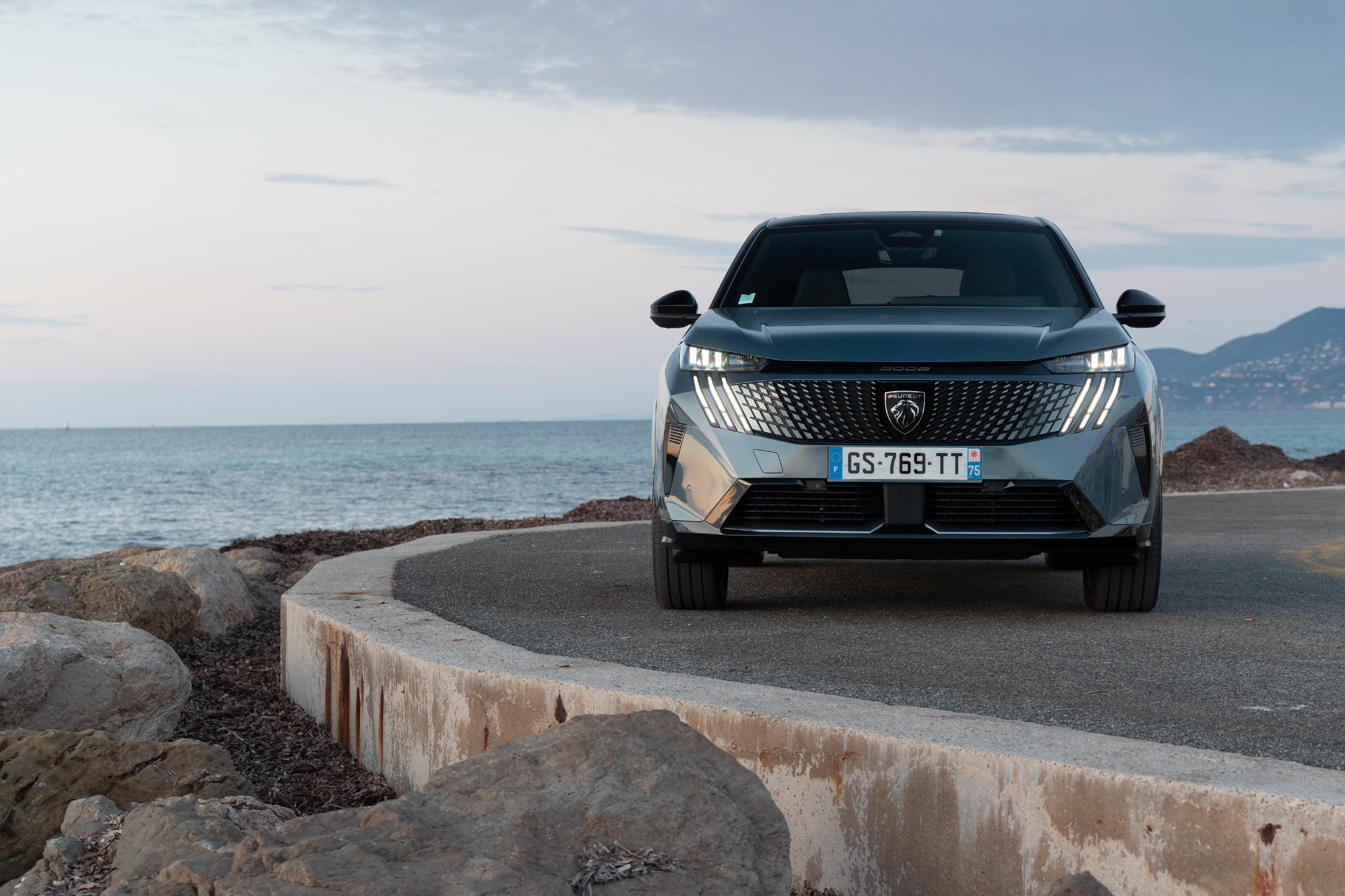 Markentypisch ist die Drei-Krallen-Lichtsignatur.