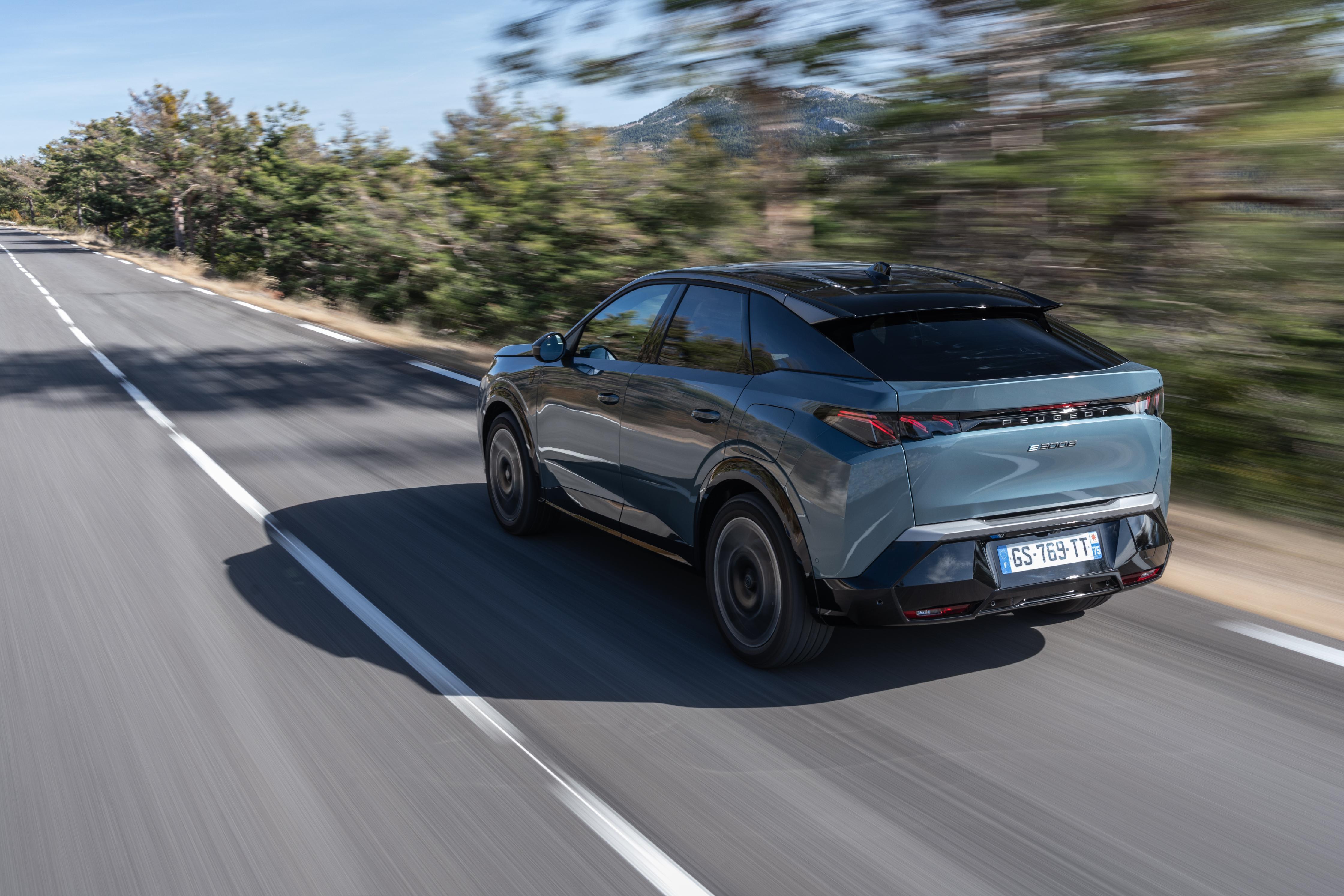 Der gleichsam "schwebende" Dachspoiler ist kein Schmuck, sondern optimiert die Aerodynamik.