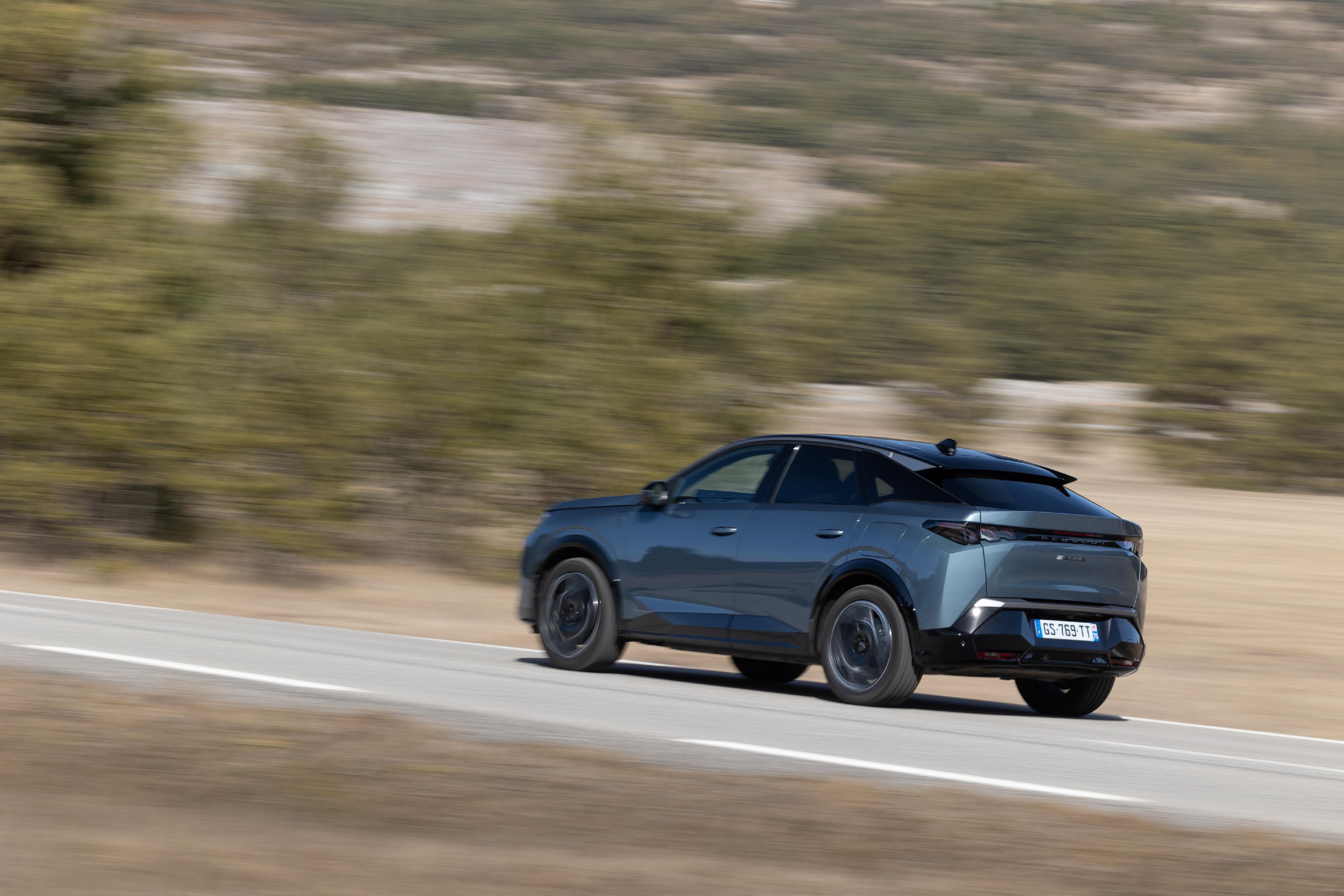 Anfang 2025 wird eine allradgetriebene Dual-Motor-Variante mit zusätzlichem E-Motor im Heck nachgereicht, die Leistung steigt auf 240 kW/320 PS, an der Reichweite ändert sich nichts.