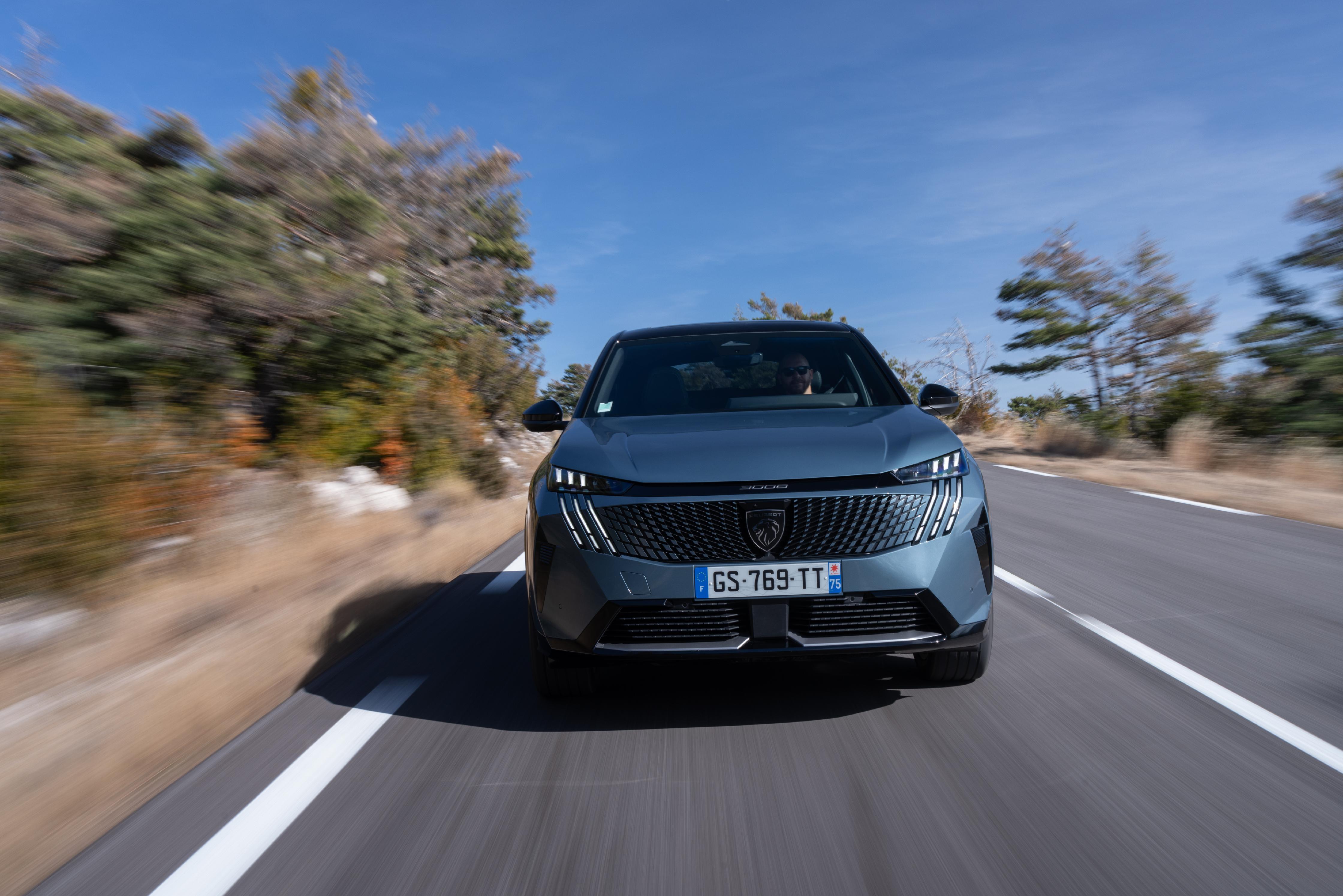 Hier wird es erst mit dem Long-Range-Modell interessant, das ebenfalls für den Jahresbeginn 2025 angekündigt ist: Veritable 700 Kilometer soll der Reichweitenkönig schaffen, dazu bekommt er eine 98-kWh-Batterie, die aus der französischen Gigafactory von ACC stammt.