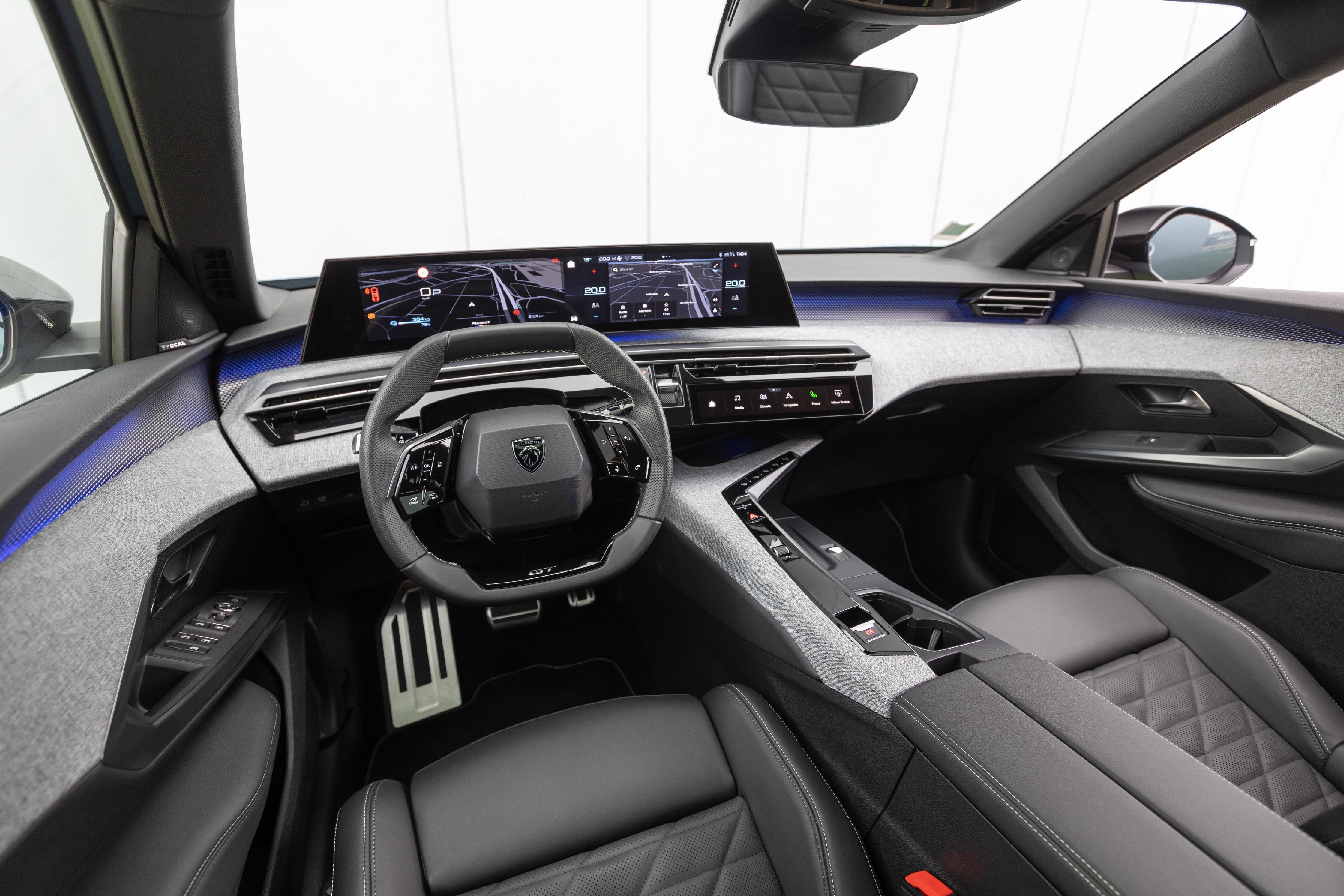 Das neue Panorama-i-Cockpit stellt ein 53 Zentimeter breiten, leicht gebogenes Curved-Display in den Mittelpunkt.