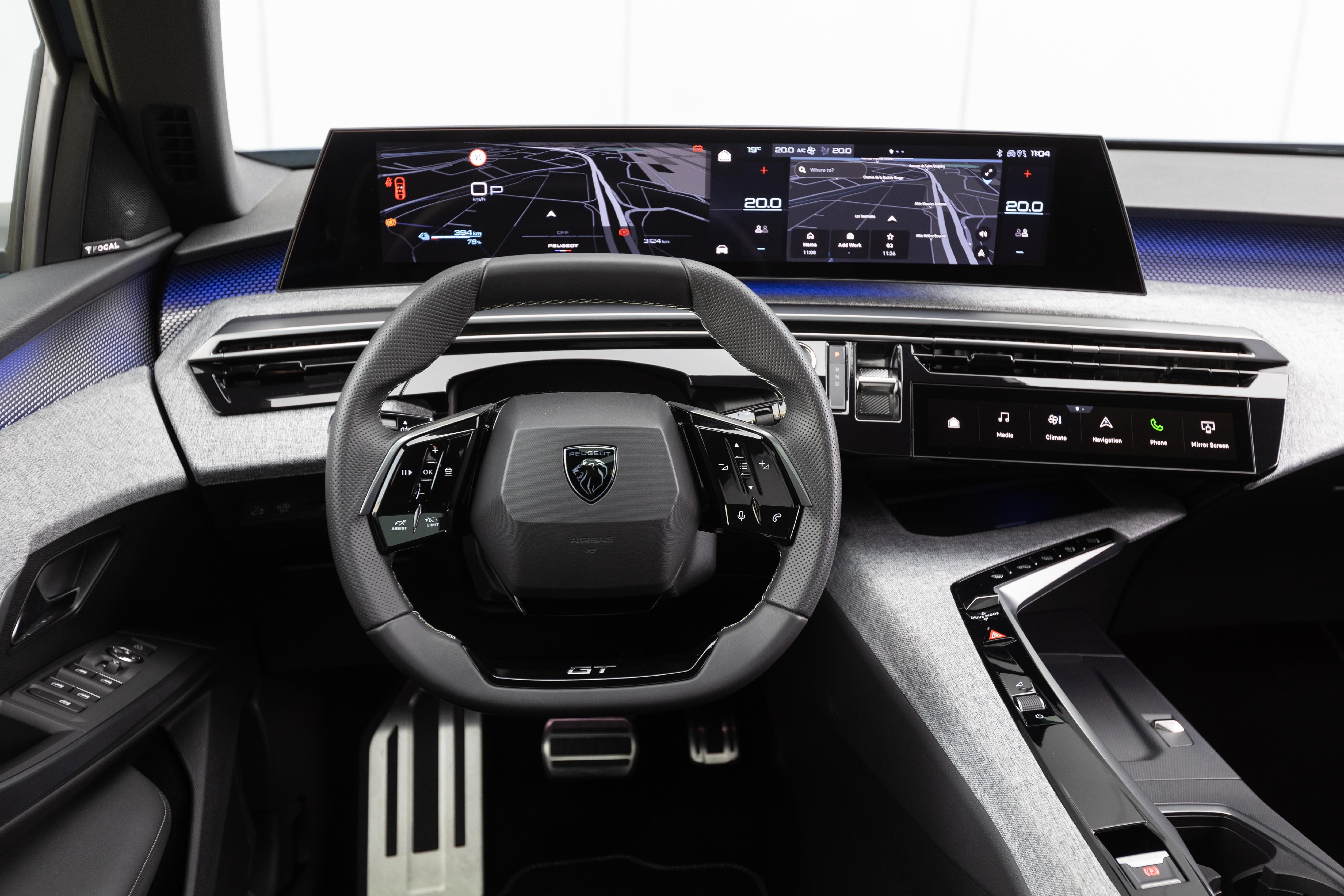 Solch freie Sicht auf die Fahrinformationen hat nicht jeder. Vor allem kleineren Personen kann das Lenkrad blicktechnisch im Weg sein.