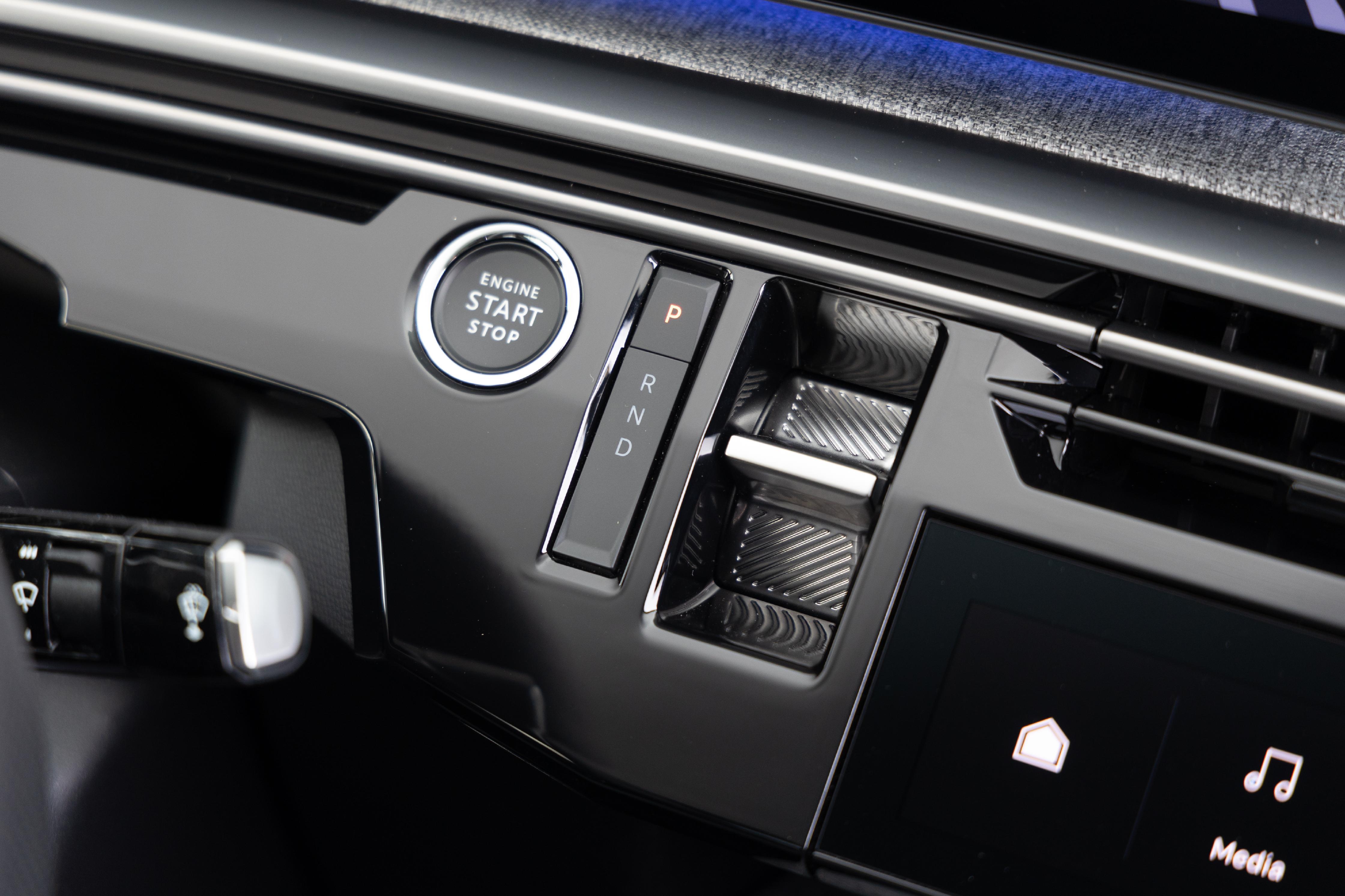 Der Shifter für die Fahrstufen ist in den Armaturenträger umgezogen.