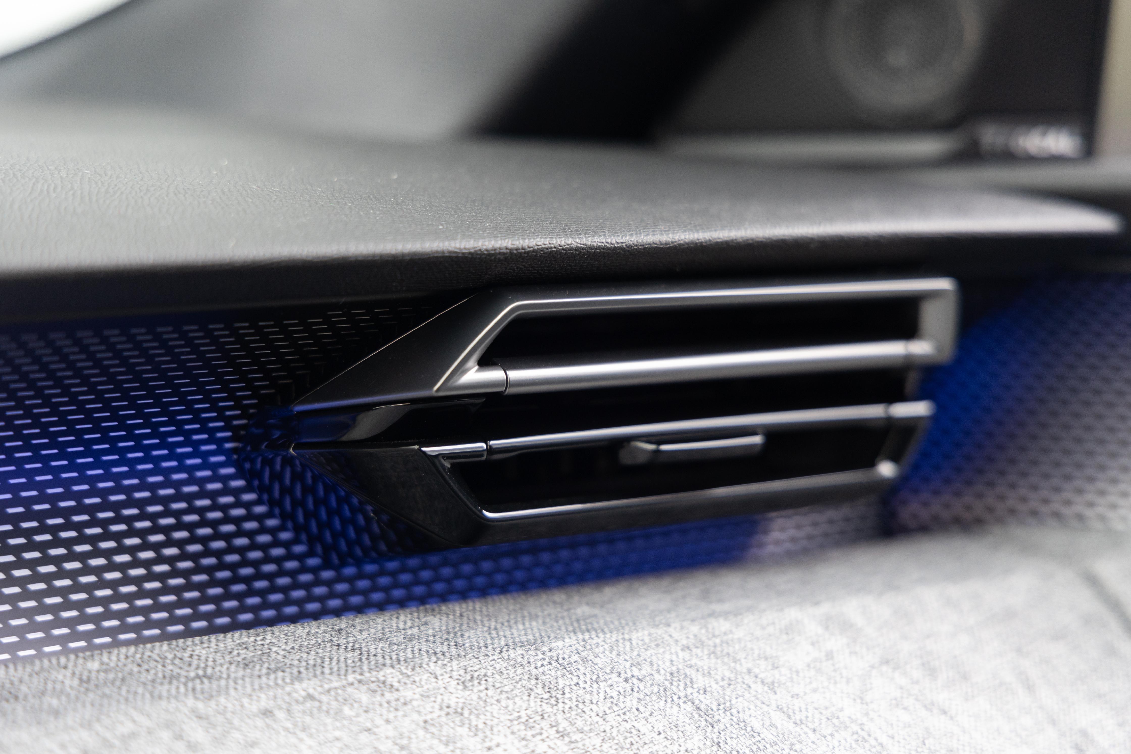 Eine Dekoleiste aus Aluminium reflektiert das Licht der Ambientebeleuchtung.