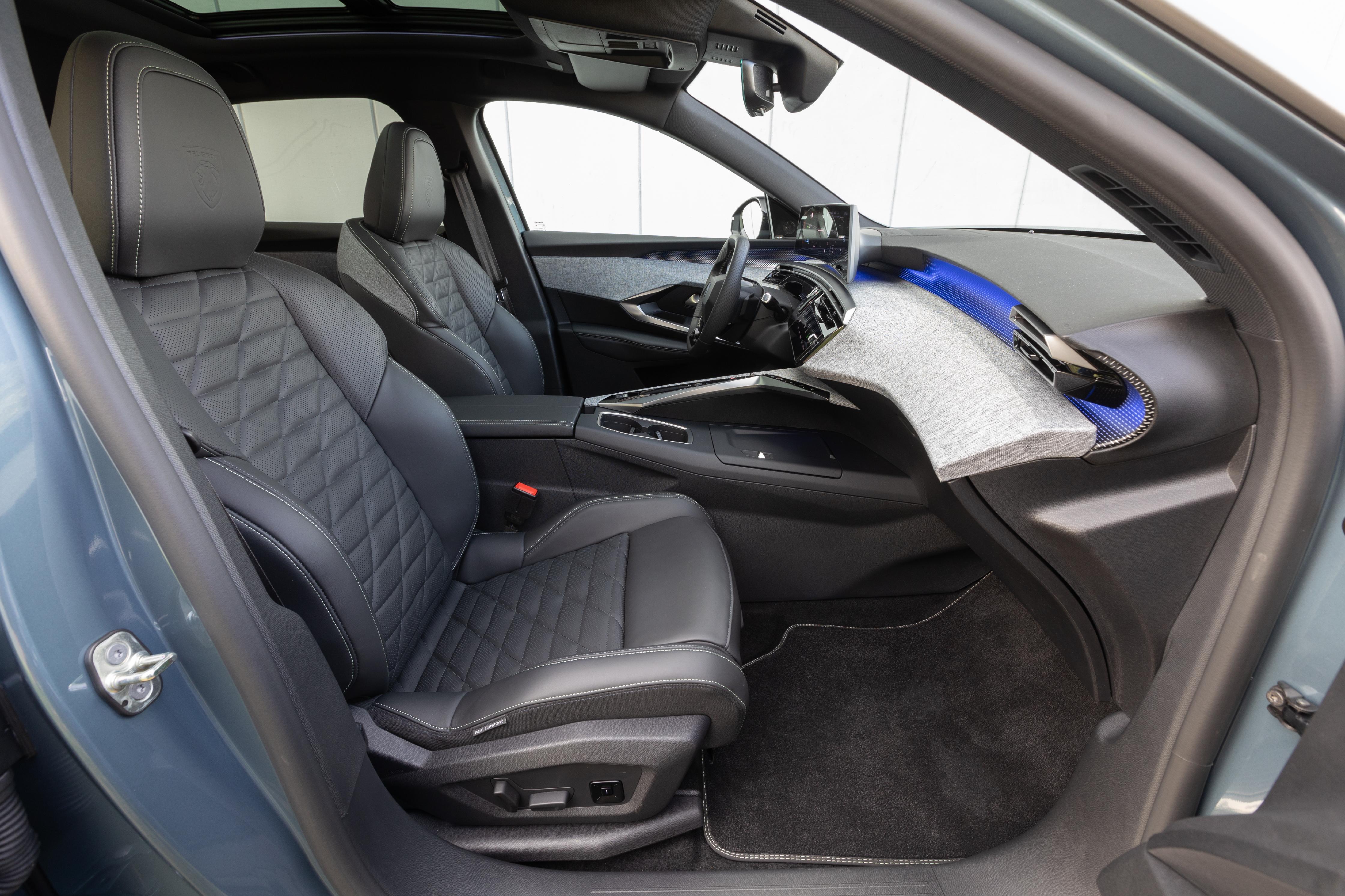 Die Vordersitze sind bequem und rückenfreundlich ausgeformt.