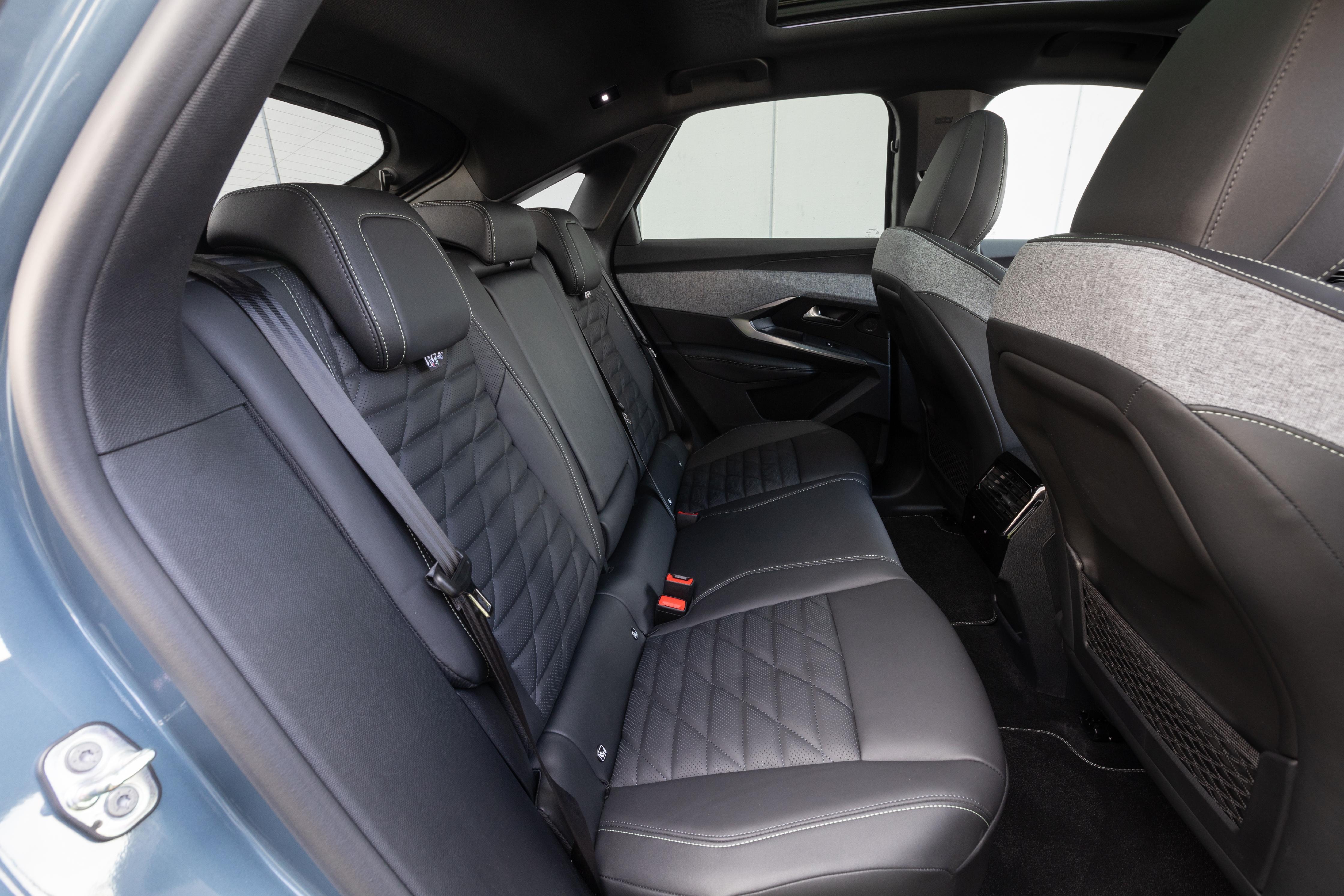 Im Fond gibt es ausreichend Kopffreiheit, es hapert aber etwas an Knieraum.