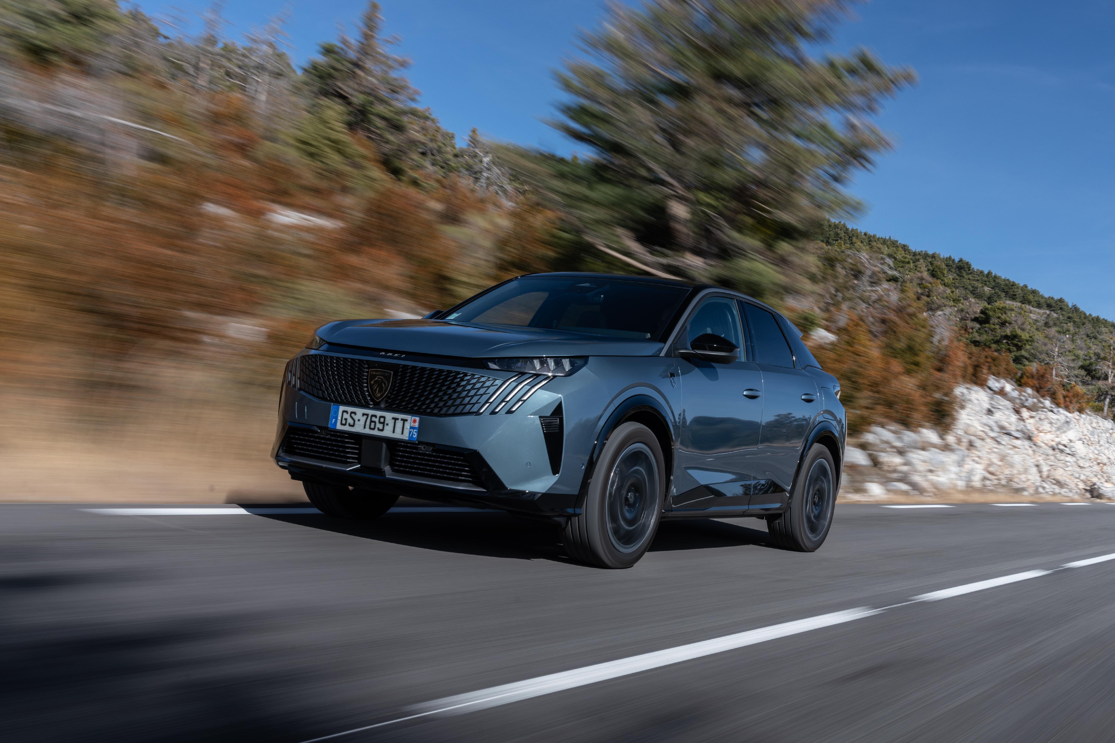 Den 3008 gibt es auch als 48-Volt-Mildhybrid mit 100 kW/136 PS starkem 1,2-l-Dreizylinder-Benziner und Sechsgang-Doppelkupplungsgetriebe.