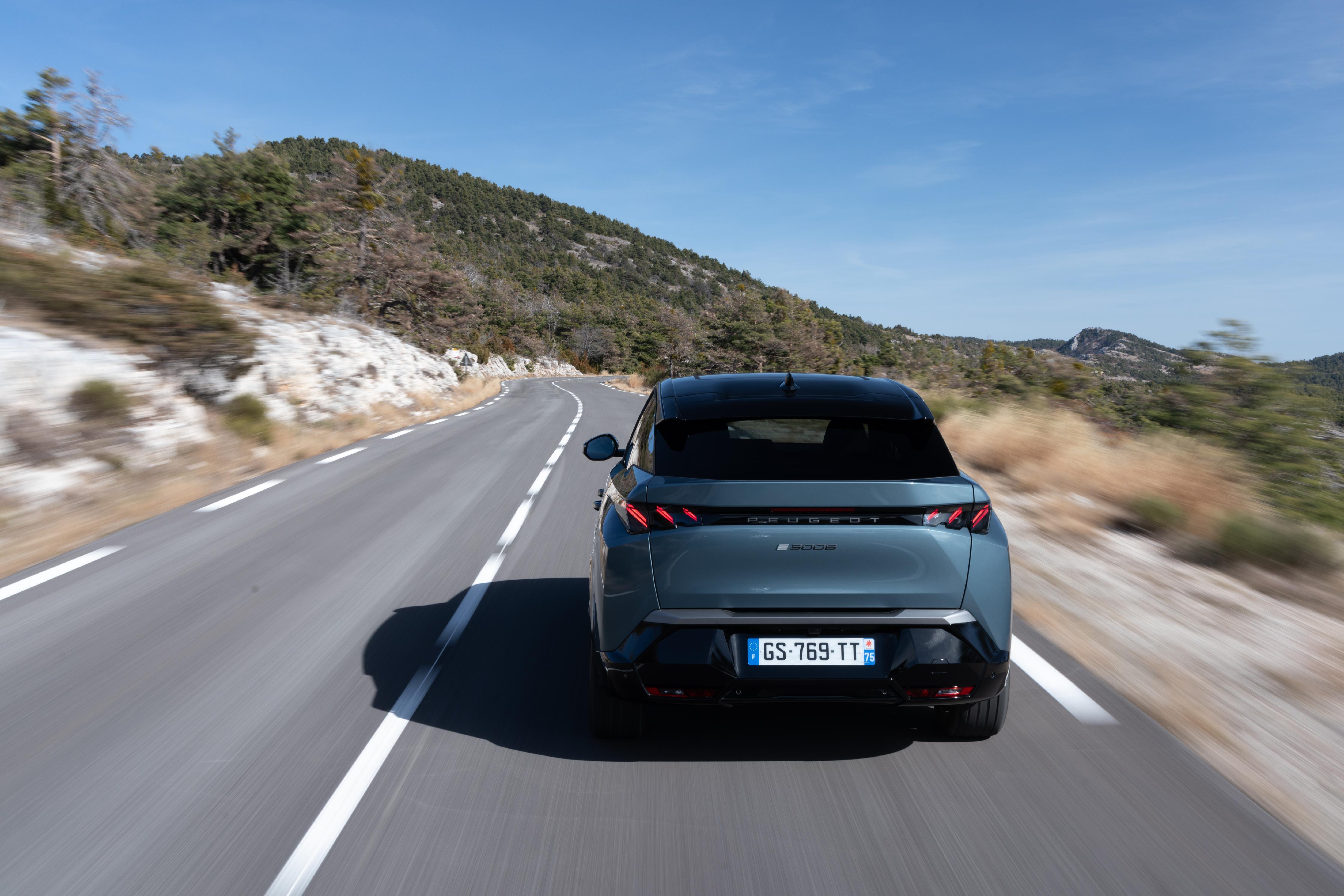 Der vollelektrische E-3008 startet bei nicht ganz günstigen 48.650 Euro.