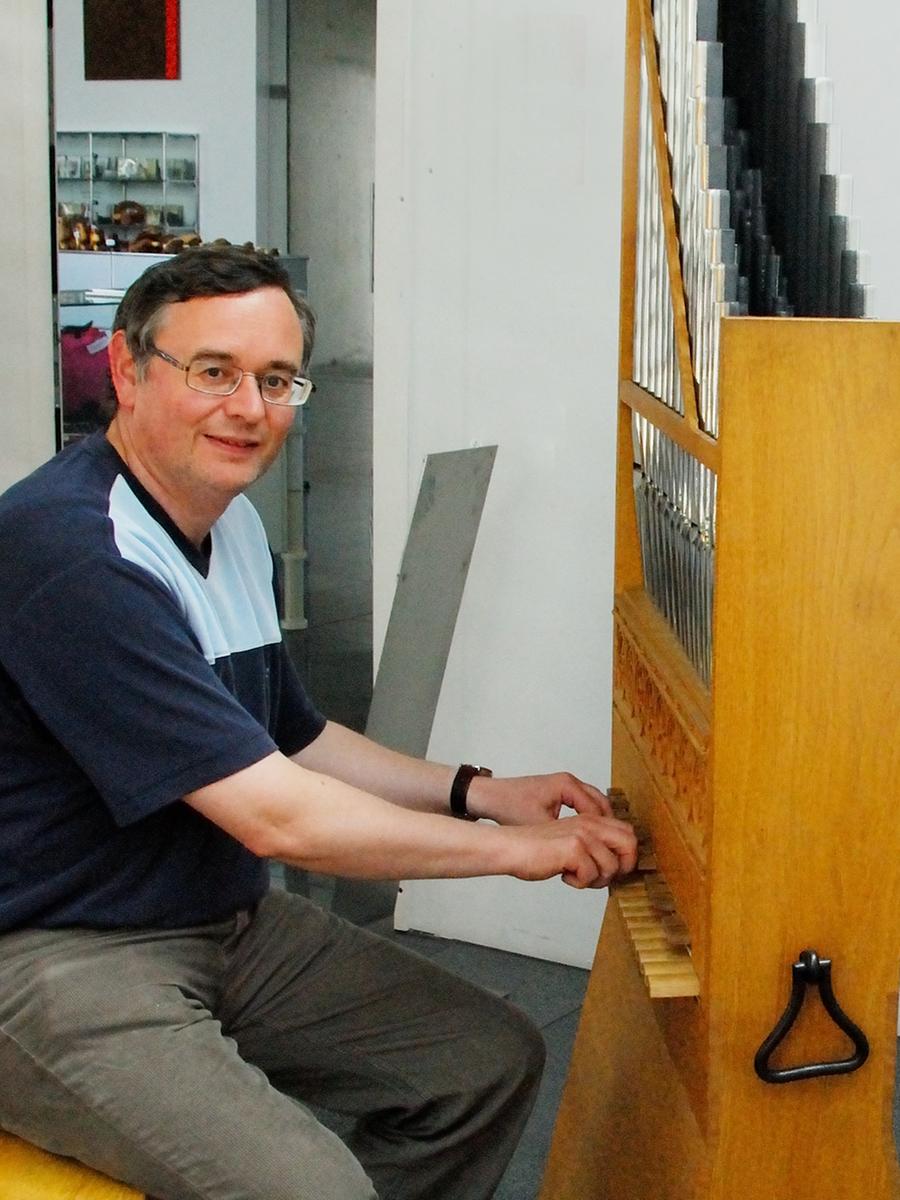 Raimund Schächer - hier am gotischen Orgelpositiv im Orgelmuseum Windesheim - wird Ende Juli mit einem besonderen Konzert verabschiedet.