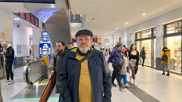Uwe Wiese pendelt regelmäßig zwischen Nürnberg und Bamberg und nutzt dafür eigentlich die Bahn: "Es ist eine gute Anbindung", findet er. Grund dafür sei, dass die Bahn billiger sei und dazu auch schneller als die Route über den Frankenschnellweg. Im Falle eines Streikes würde er seine nicht dringlichen Termine nicht wahrnehmen oder auf das Auto zurückgreifen. "Viele andere haben aber keine Alternative, weil sie einfach an den öffentlichen Nahverkehr angewiesen sind." Grundsätzlich stimme es, dass Mitarbeitende des öffentlichen Personennahverkehrs unterbezahlt sind und auch der Schichtdienst schlecht geplant ist. "Da muss sicherlich was gemacht werden", sagt er. Die unangekündigten Streiks, die die GDL plant, seien der Meinung des 59-Jährigen nach jedoch schwierig, da man eigentlich nichts mehr planen kann: "Es leiden eigentlich nur die Fahrgäste drunter".