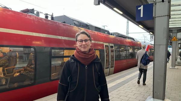 Verena Pösold ist geteilter Meinung: Die 28-Jährige ist selber in einer Gewerkschaft und ist grundsätzlich für das Streiken, nervig seien die ausfallenden Bahnen aber trotzdem, erklärt sie. Pösold ist Berufspendlerin und fährt jeden Tag von Schwabach nach Nürnberg rein. Die 28-Jährige nutzt dabei bevorzugt die Bahn, da es günstiger und entspannter ist, als Auto zu fahren, erklärt sie. Mit den Streiks sei es "halt ärgerlich, weil man dann nicht mehr so flexibel ist". Persönlich ist sie privilegiert genug, dass sie den Streik abfangen kann, erklärt die 28-Jährige. Menschen, die auf die Bahn angewiesen sind, könnten dadurch aber mit der Arbeit in die Bredouille kommen. Final finde sie, dass der Streik aber rechtens und sogar gut ist, wenn die Gewerkschaft mehrheitlich dafür gestimmt hat. "Für uns, die Fahrer, ist es super nervig und da müssen wir dann durch."