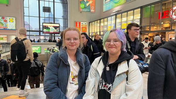 Emma Hauenstein (rechts) und Sophia Hofmann (links) sind beide täglich von der Bahn abhängig. Hofmann pendelt regelmäßig von Neumarkt nach Nürnberg und nutzt dafür eigentlich den Zug. "Was da beim Auto an Sprit rankommen würde ist teuer", erklärt die 20-Jährige. Auch wegen der langen Fahrtzeiten ist der Zug für sie eigentlich eine bessere Alternative. Hauenstein ist noch Schülerin und pendelt jeden Tag von Retzelfembach nach Nürnberg. Fällt die Bahn aus, dann müsse sie schauen, wer sie fahren kann, erklärt die 16-Jährige. Grundsätzlich finden beide Streiken gut. Die Streiks der GDL seien aber zu oft und langsam "reicht es auch mal": "Die ziehen da Leute rein, die dafür nichts können und das finde ich nicht gut."