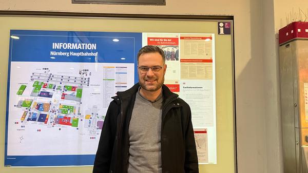 Daniel Behrens bleibt zur Bahn alternativ das Auto - nerven tut der Bahnstreik aber trotzdem. Der 34-Jährige erklärt, dass er täglich zur Arbeit etwa 15 Kilometer pendeln muss und die Bahnverbindung sei da der schnellste Weg. Für einige Tage auf das Auto umzusteigen, würde für die Familie des 34-Jährigen einiges an Planung bedeuten. Die ganze Familie verfügt nämlich nur über ein Auto, erklärt er. Grundsätzlich ginge das in Ordnung und auch den Streik befürwortet Behrens eigentlich, aber: "Was die GDL macht, ist aber meiner Ansicht nach überzogen". Seiner Ansicht nach geht es bei den Verhandlungen nicht nur um das Gehalt der Arbeitnehmerinnen und Arbeitnehmer, sondern auch über die Vorherrschaft der Gewerkschaft bei der Deutschen Bahn. "Das ist Politik und ich finde, das kann nicht der Allgemeinheit auferlegt werden."