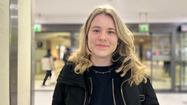 Auf die Bahn ist Vanessa Reinhard nicht angewiesen. Aus Kostengründen pendelt die 21-Jährige aber trotzdem jeden Tag per ÖPNV zwischen Feucht und Neumarkt. Sie sieht die Streikwelle kritisch und erklärt, dass man besonders wegen der unangekündigten Streiks nicht mehr mit den öffentlichen Verkehrsmitteln planen könne: "Wie sollen die Menschen sich darauf verlassen?" Man sollte die Menschen eher zu den öffentlichen Verkehrsmitteln hinziehen, aber dadurch schrecke man die Leute ab, findet sie. Wenn die Bahn ausfällt, bleibt der 21-Jährigen keine andere Möglichkeit, als mit dem Auto in die Arbeit zu fahren. Für sie sei es wegen ihrer Gleitzeit kein Problem, "andere Menschen bekommen da Probleme mit der Arbeit". Deswegen findet Reinhard, dass der GDL Streik teilweise übertrieben sei und gar "unmenschlich" für all die Personen, die auf die Bahn angewiesen sind.
