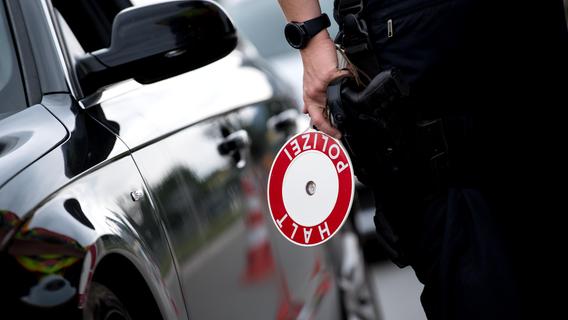 Nach Gerichtsverhandlung wegen Fahrens ohne Führerschein - Mann in Franken fährt mit Auto nach Hause