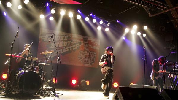 Am 12. Juli erwartet Festivalgäste das genaue Kontrastprogramm zu oberbayerischem Blasmusik-Pop: Electro-Pop aus Berlin. Die Band Großstadtgeflüster bringt Songs aus über zwei Dekaden Bandgeschichte mit zur Kulturinsel Wöhrmühle und lädt mit ihrer Mischung aus Electro-Pop und Electro-Punk abwechselnd zum Tanzen oder Pogen ein.