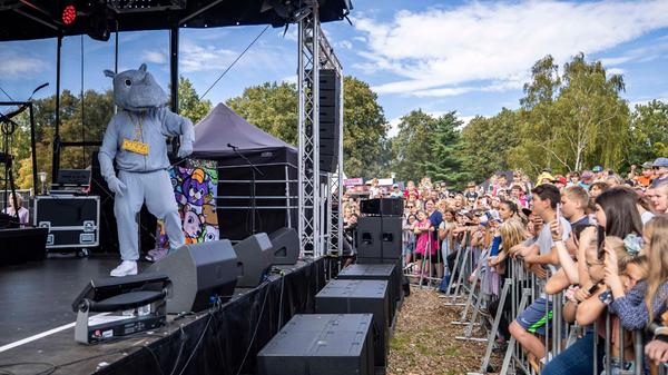 Auch für Kinder ist in diesem Jahr etwas geboten: Am 14. Juli kommt der Rapper Dikka nach Erlangen und spielt HipHop für Kinder. Bei seinen Konzerten trifft der 48-Jährige als Rhinozeros auf. Das Konzert beginnt bereits um 14.30 Uhr und ist explizit familienfreundlich - Kinder jedes Alters sind willkommen.
