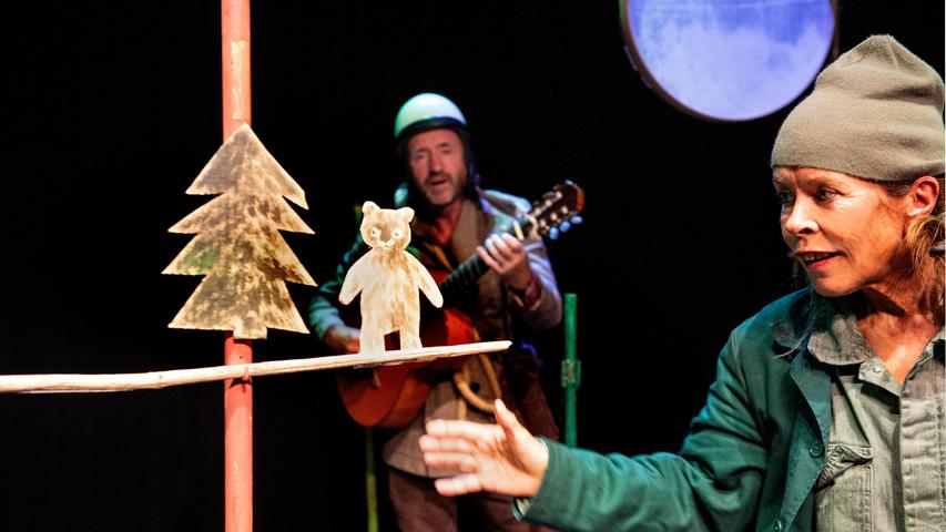 Aus Max Bolligers Kinderbuch "Der Bärenberg" hat das Theater Mummpitz ein Theaterstück gemacht. Am Samstag (16 Uhr) und Sonntag (15 Uhr) ist die Abenteuergeschichte über drei ungleiche Bärenfreunde zu sehen. Ab 4 Jahren.