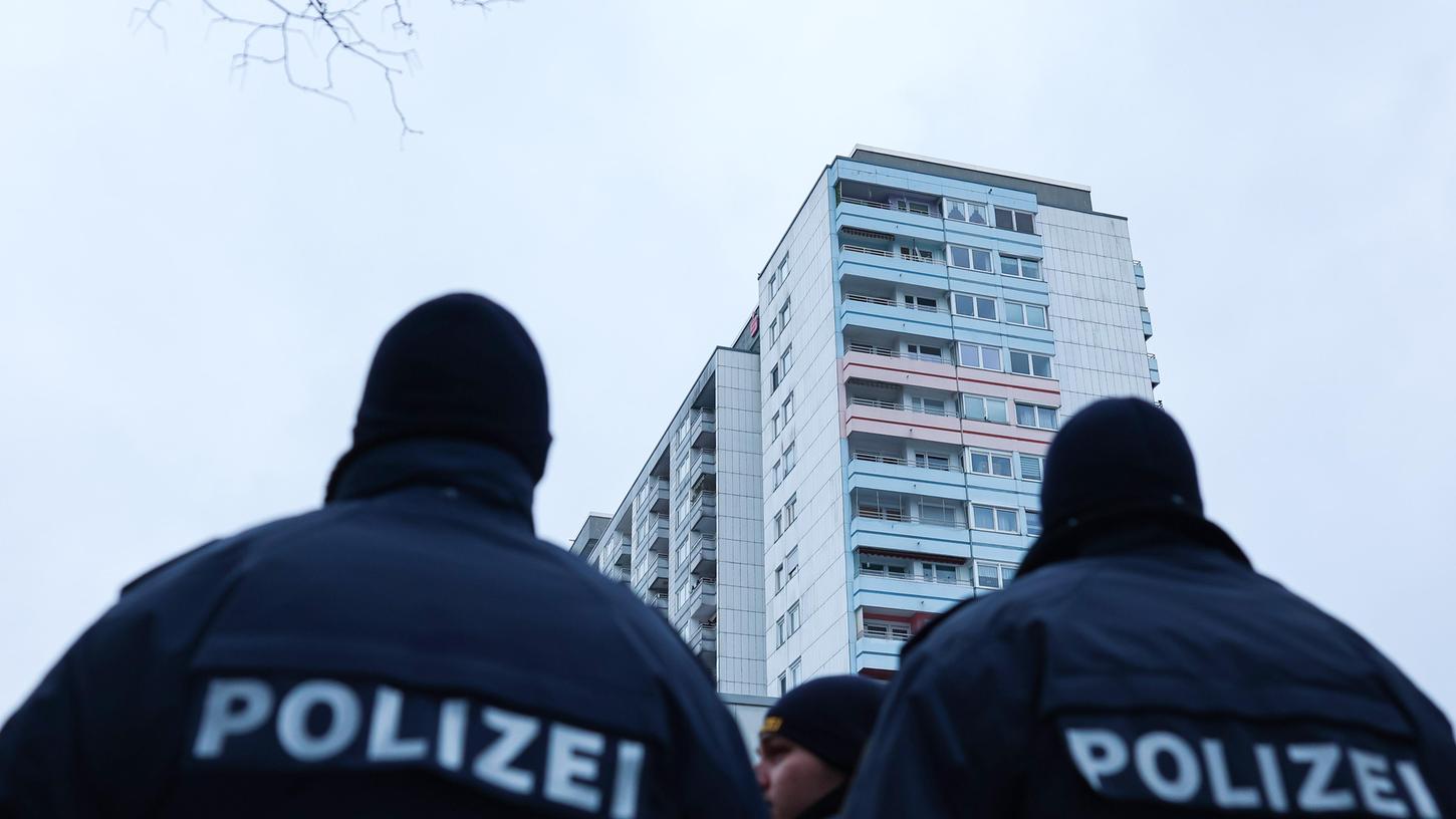 Nach intensiv geführten Ermittlungen sei es der Nürnberger Mordkommission bereits im März gelungen, zwei Jungen im Alter von 14 und 15 Jahren zu identifizieren