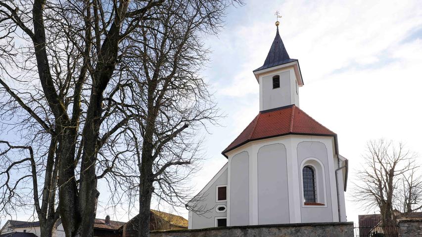 Das Landkirchlein  „St. Jakob” wurde 1730/31 in Ittelhofen erbaut. In der ehemaligen Schlosskapelle sind die Grabsteine der Brüder Karl und Claudius Apian eine besondere Sehenswürdigkeit.