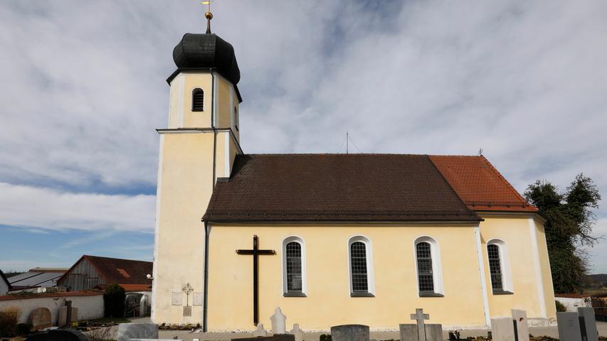 Auf einem Hügel mitten in Krappenhofen steht die Filialkirche St. Maria und St. Katharina. Sie wurde in der ersten Hälfte des 18. Jahrhunderts erbaut, wobei ältere Mauerreste aus dem 16. Jahrhundert integriert wurden. Im Inneren sind die drei barocken Altäre ein Blickfang.