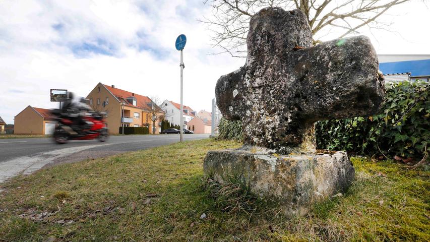 Als Denkmal wird auch das Steinkreuz am südlichen Ortsausgang von Seubersdorf eingestuft. Es wurde vermutlich im Spätmittelalter geschaffen. Im Laufe der Zeit ist das sagenumwobene Kreuz in einer Hecke versunken und wurde erst bei Wegebauarbeiten 1937/38 wieder ausgegraben und aufgestellt. Nach dem Kriege wurde es bei Straßenarbeiten stark beschädigt.