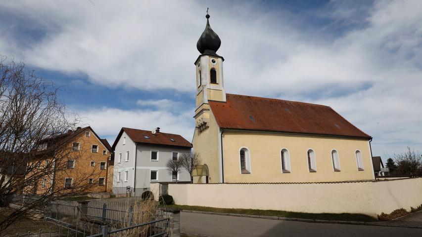 Die Kirche St. Marien in der Dorfstraße ist die ehemalige Pfarrkirche in Seuberdorf und steht nicht weit entfernt von St. Gregor. Sie wurde in der zweiten Hälfte des 17. Jahrhunderts erbaut und 1958 erneuert. Heute steht sie unter Denkmalschutz.