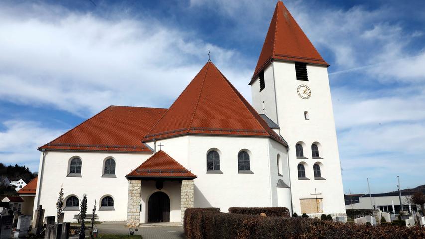 Die moderne katholische Pfarrkirche St. Gregor wurde im Jahr 1949 eingeweiht. Mit ihrem wuchtigen Turm beherrscht sie das Ortsbild.