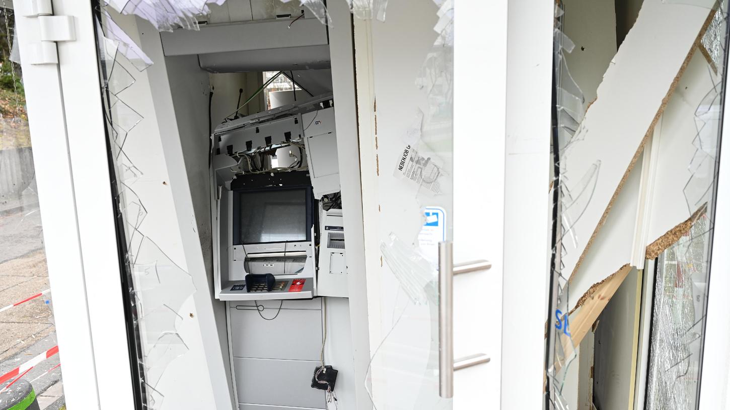 Ein völlig zerstörter Geldautomat. (Symbolbild)