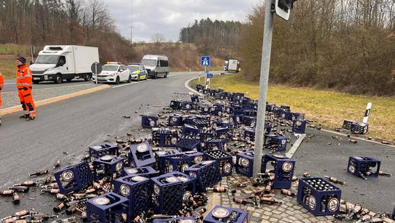 Schon wieder: Bier-Laster verliert Ladung auf Autobahn in Oberfranken