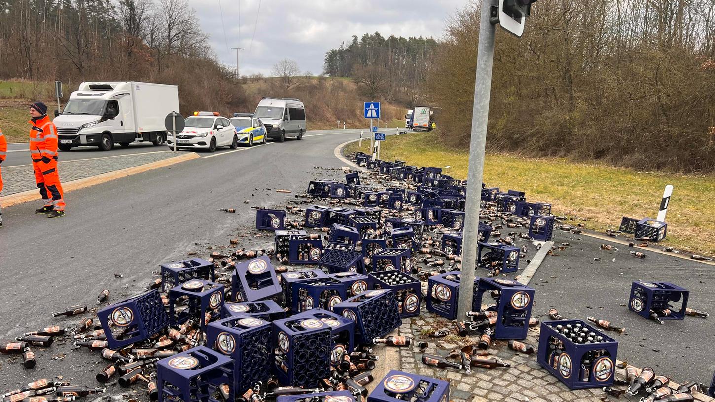 Am Mittwoch (06.03.2024) verlor ein Lastwagen zahlreiche Kästen Bier an der Anschlussstelle Kulmbach/Neudrossenfeld von der Bundesstraße 85 zur A70.