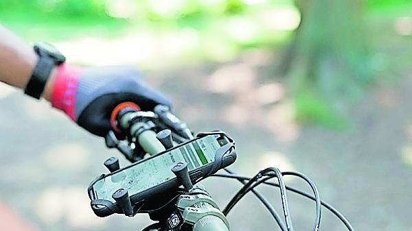 Die Handyhalterung passt auf alle Fahrradlenker, vom Rennrad bis zum E-Bike.