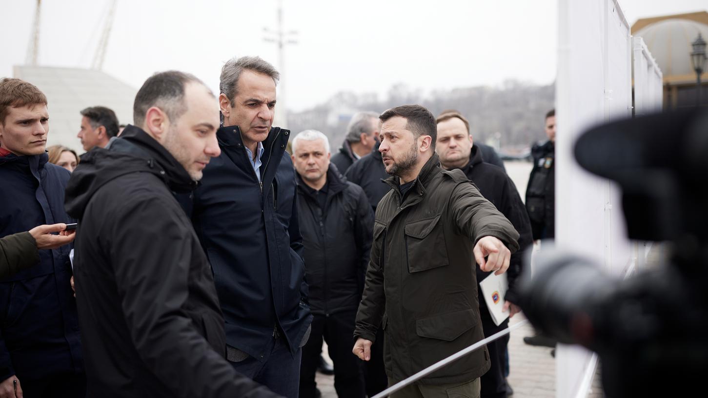 Auf diesem vom griechischen Außenministerium zur Verfügung gestellten Bild besuchen Wolodymyr Selenskyj (r), Präsident der Ukraine, und Kyriakos Mitsotakis (M), Ministerpräsident von Griechenland, die südukrainische Hafenstadt.