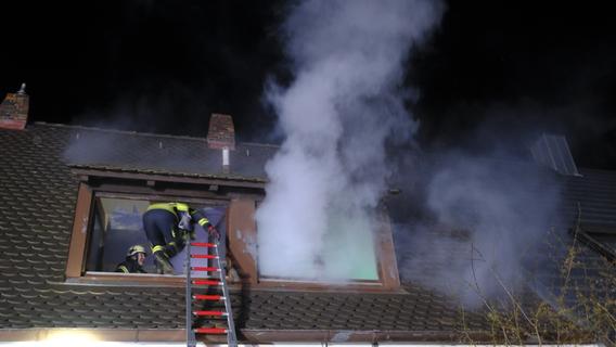 Ein Herzogenauracher unterstützt die Feuerwehr, ohne mitzumachen: Ein altes Haus in "Flammen"