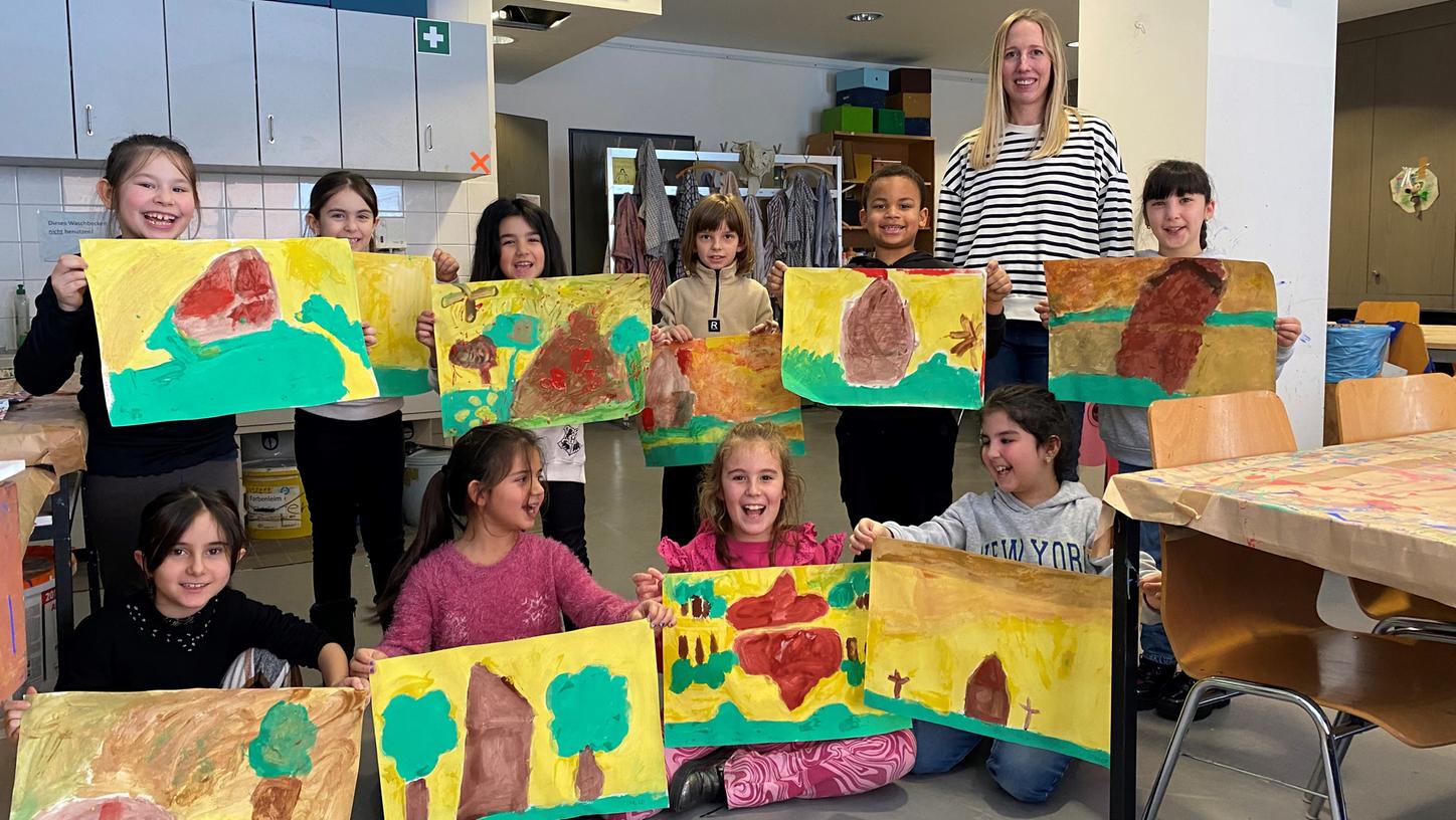 Einige der Schülerinnen und Schüler der Klasse 2a der Friedrich-Wilhelm-Herschel-Grundschule präsentieren ihre Meisterwerke. Foto: KPZ, Pirko Julia Schröder