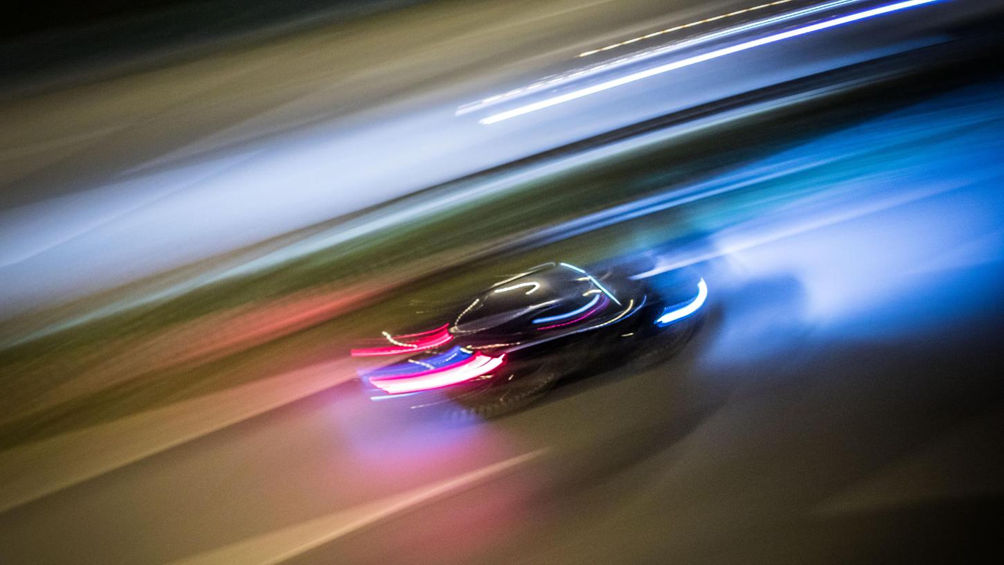 Am Freitagabend war ein 19-jähriger BMW-Fahrer auf der A73 in Richtung Feucht mit über 200 km/h unterwegs, bevor es krachte. (Symbolbild)