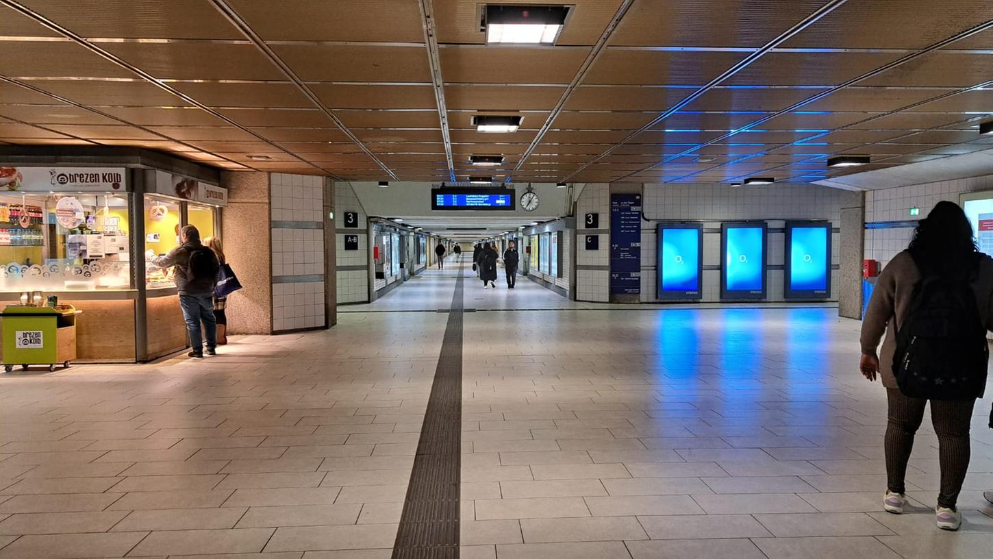 Gähnende Leere im Haupttunnel: Normalerweise tummeln sich hier morgens zahllose Zugreisende, doch heute ist alles anders am Nürnberger Hauptbahnhof.