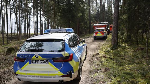Frau im Landkreis Fürth verletzt im Wald gefunden - Rettungshubschrauber im Einsatz