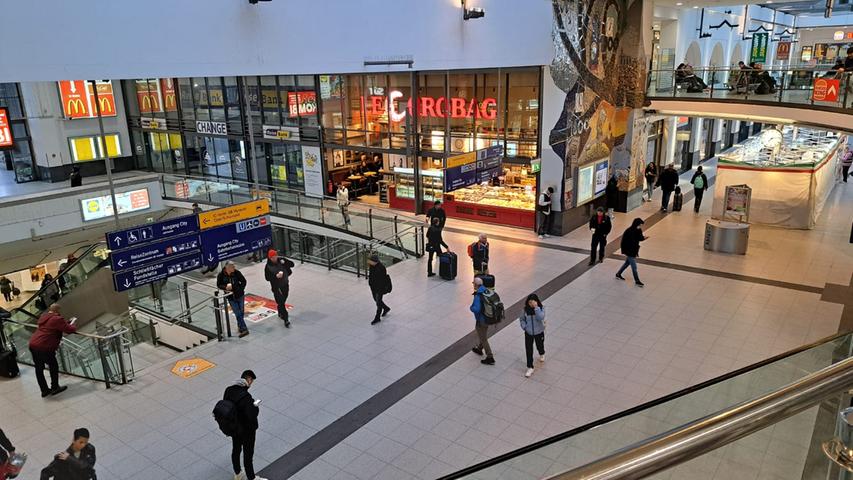 Am Nürnberger Hauptbahnhof ist an diesem Donnerstagmorgen deutlich weniger los als gewöhnlich. Nur wenige Menschen suchen auf der großen Infotafel in der Haupthalle nach ihrer Verbindung.
