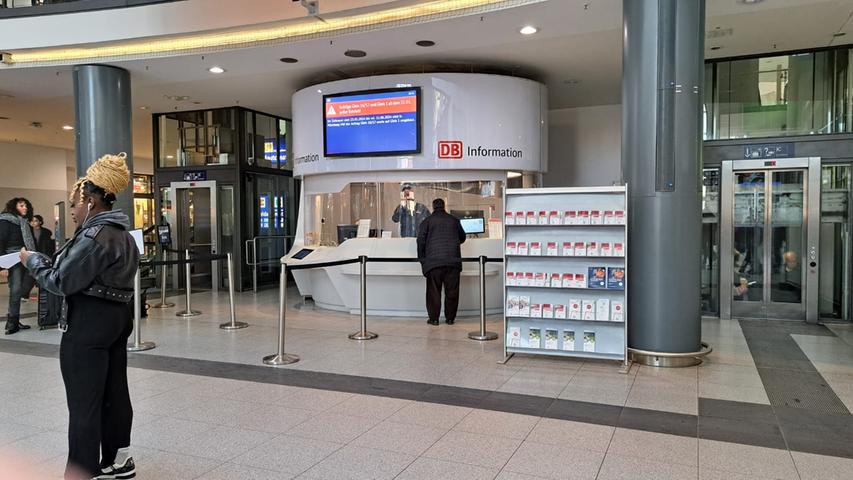 Die meisten Zugreisenden haben sich mittlerweile auf die Streiks eingestellt. Nur wenige Menschen warten am Infozentrum der Deutschen Bahn in der Haupthalle auf Auskünfte.