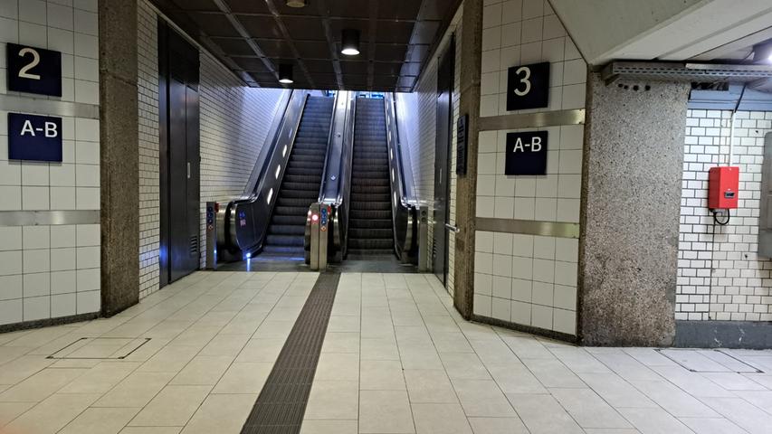 Fast schon gespenstisch wirken die verlassenen Rolltreppen, die normalerweise zahlreiche Zuggäste vom Haupttunnel auf die Bahnsteige befördern.
