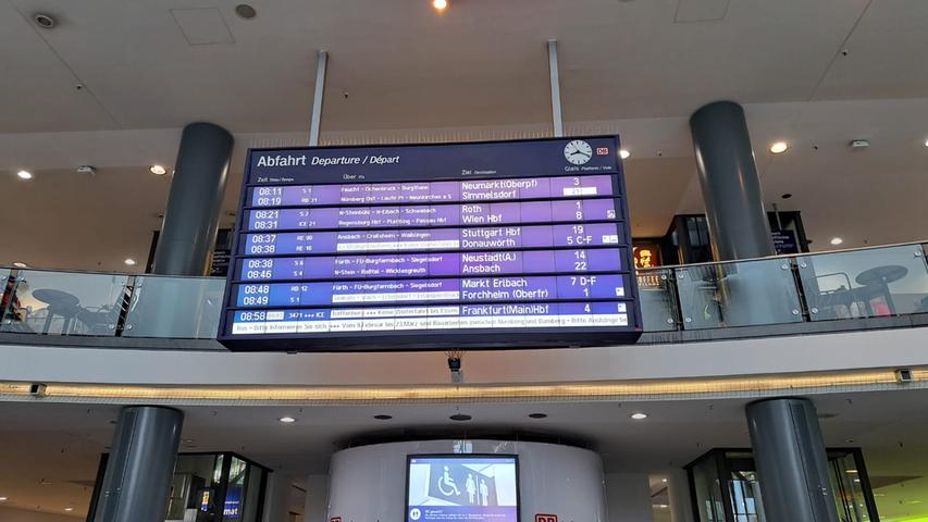 Dass überhaupt Zugreisende am Hauptbahnhof unterwegs sind, ist dem Notfallfahrplan der Deutschen Bahn zu verdanken. Er ermöglicht zumindest einigen Menschen die Zugfahrt.