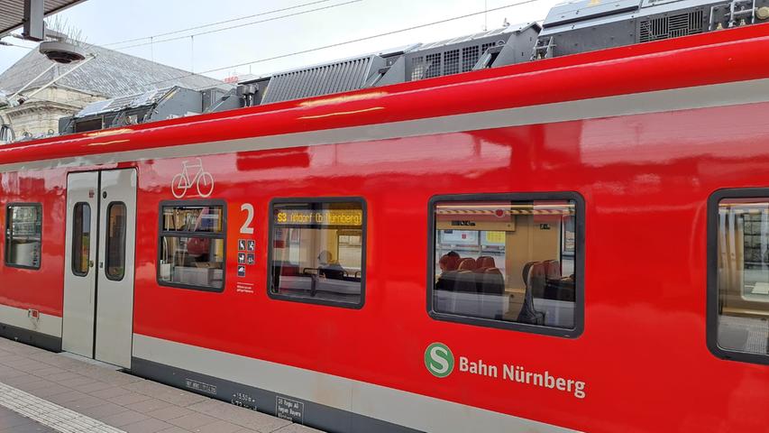 Der Nahverkehr bleibt beispielsweise relativ stabil: In Mittelfranken fällt nur eine S-Bahn komplett aus, alle anderen verkehren im Ein- oder Zwei-Stunden-Takt. 