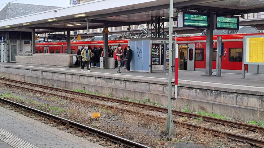 Zumindest auf den Bahnsteigen, auf denen die S-Bahnen verkehren, herrscht deshalb reger Betrieb.